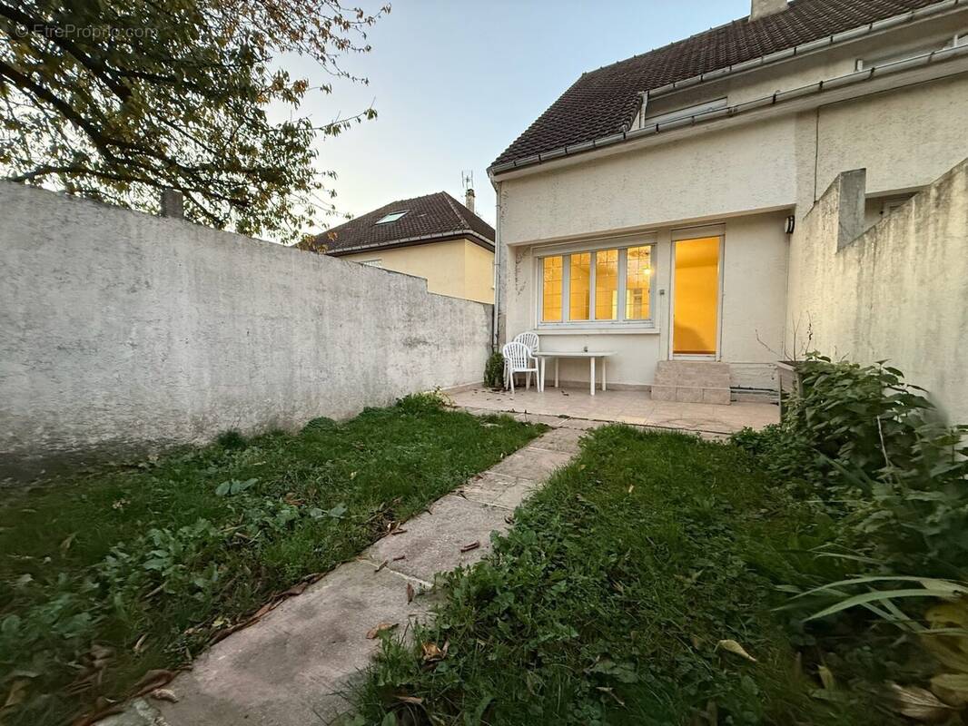 Appartement à SAINT-THIBAULT-DES-VIGNES