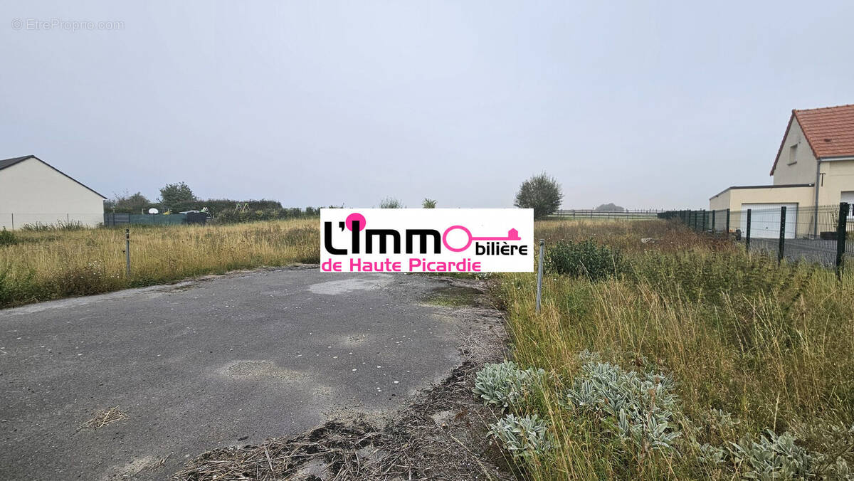 Terrain à ESTREES-DENIECOURT