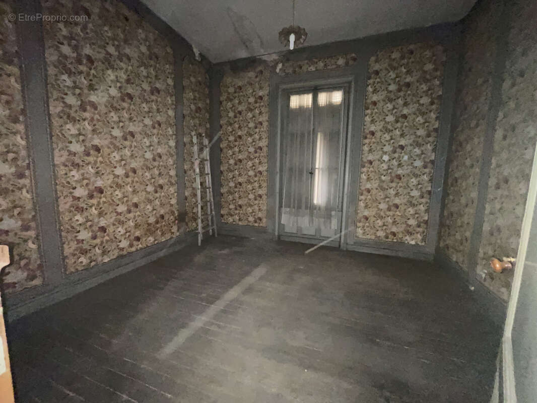 Vaste maison en pierre 300 m2 environ à rénover centre bourg - photo 8