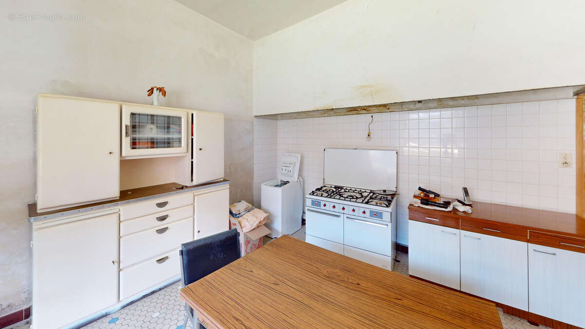 Appartement à SALLES-CURAN