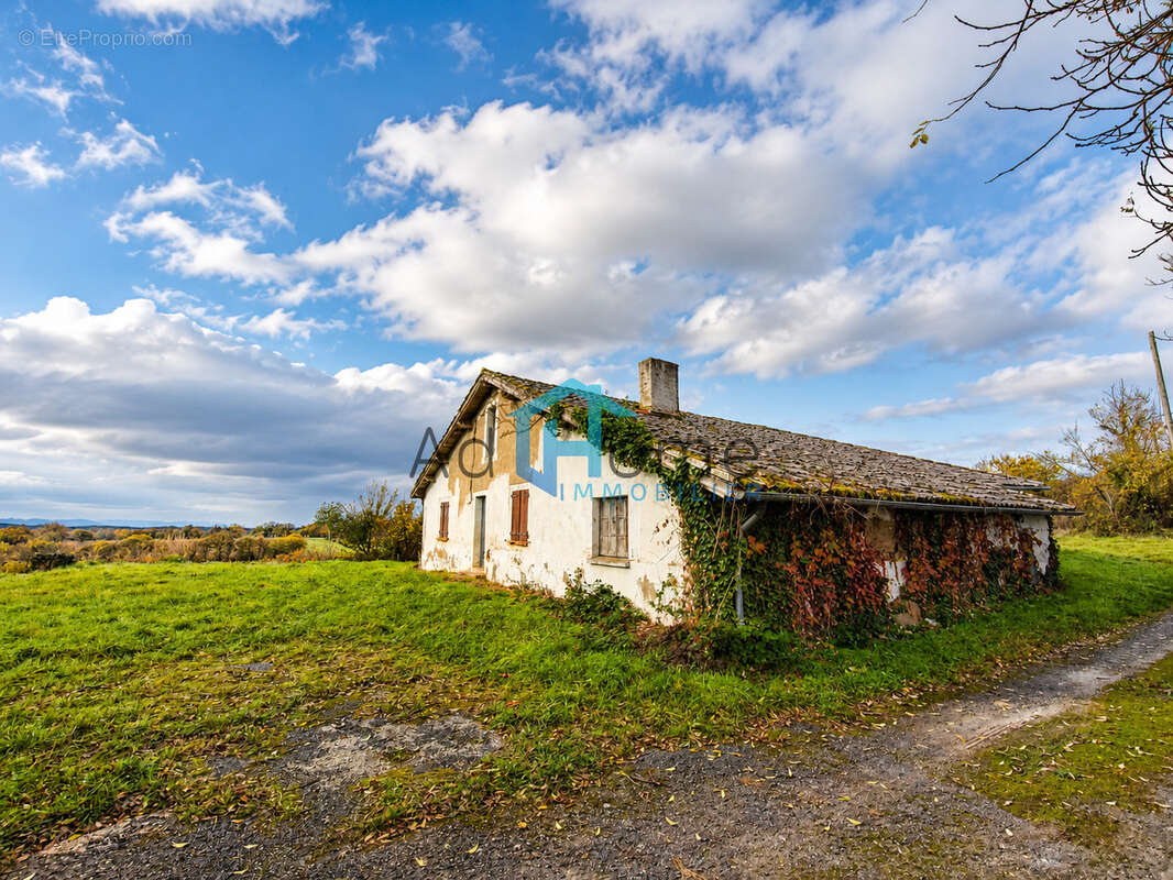 Ferme ancienne à rénover avec hangar - vue Pyrénées sur terrain 6300 m2 - photo 4