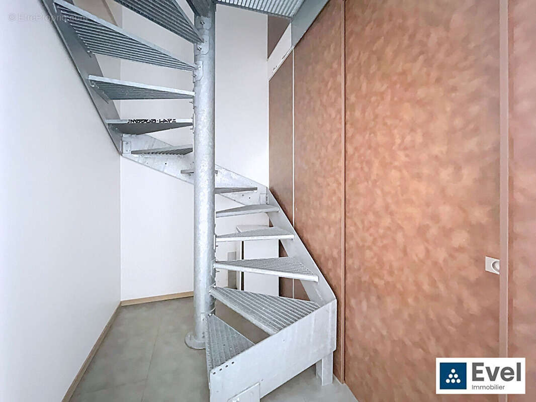T2 en DUPLEX de 50 m2 aménagé par un architecte d'intérieur . Emplacement Numéro 1 - photo 6