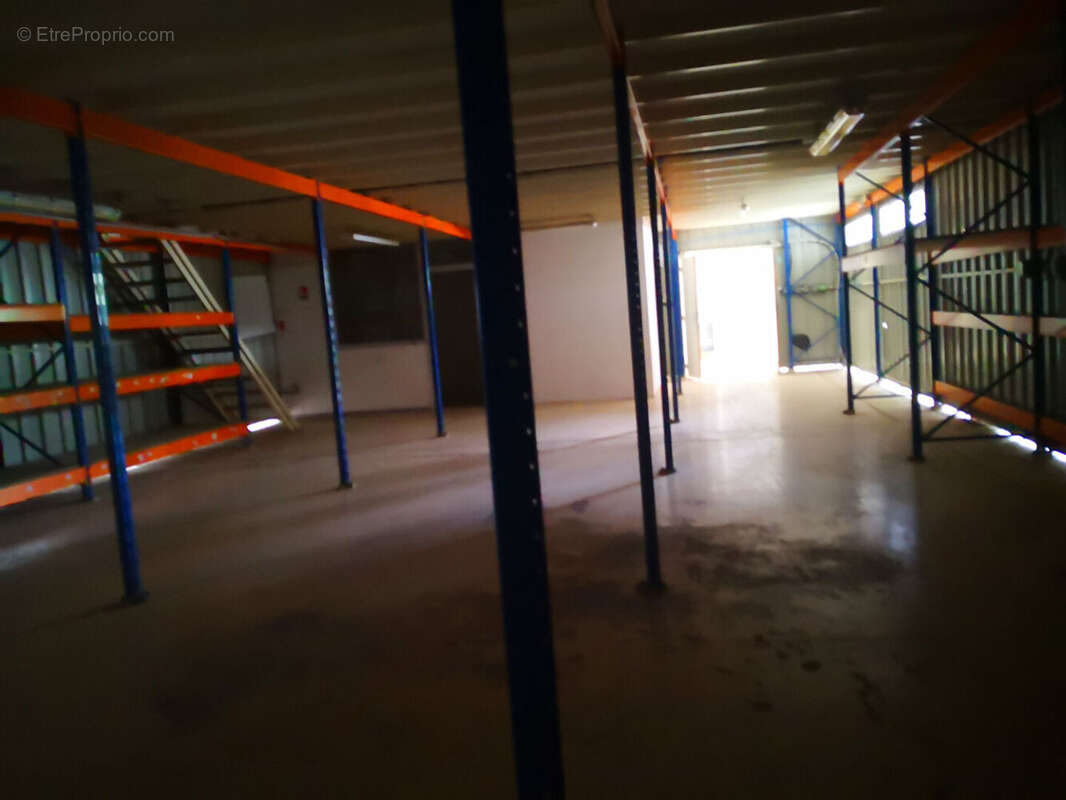 A vendre La Farlède Local d'activité de 1400 m2 - Terrain 3000 m2 - photo 4