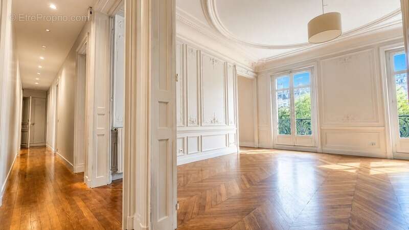 Appartement à PARIS-7E