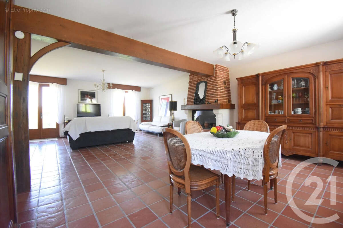 Maison à CREUZIER-LE-VIEUX