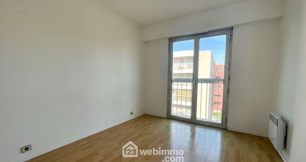 Première chambre lumineuse avec placard et rangements intégrés. - Appartement à SAINTE-MAXIME