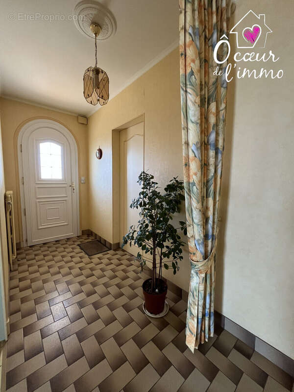 Maison 110 m² à Saint-Pierre-Des-Echaubrognes  - photo 4