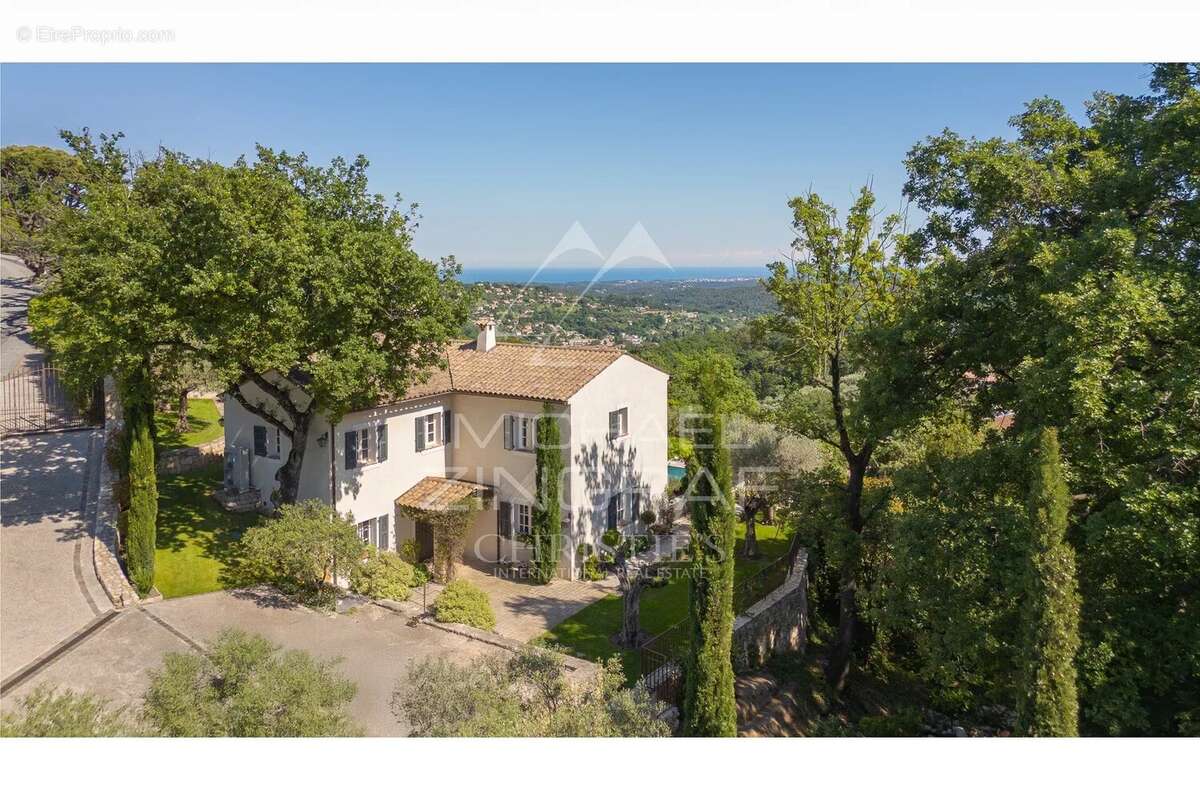 Maison à CHATEAUNEUF-GRASSE