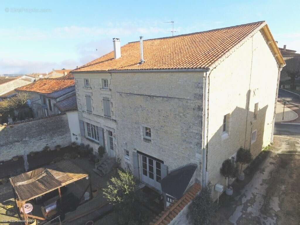 Maison à AIGRE