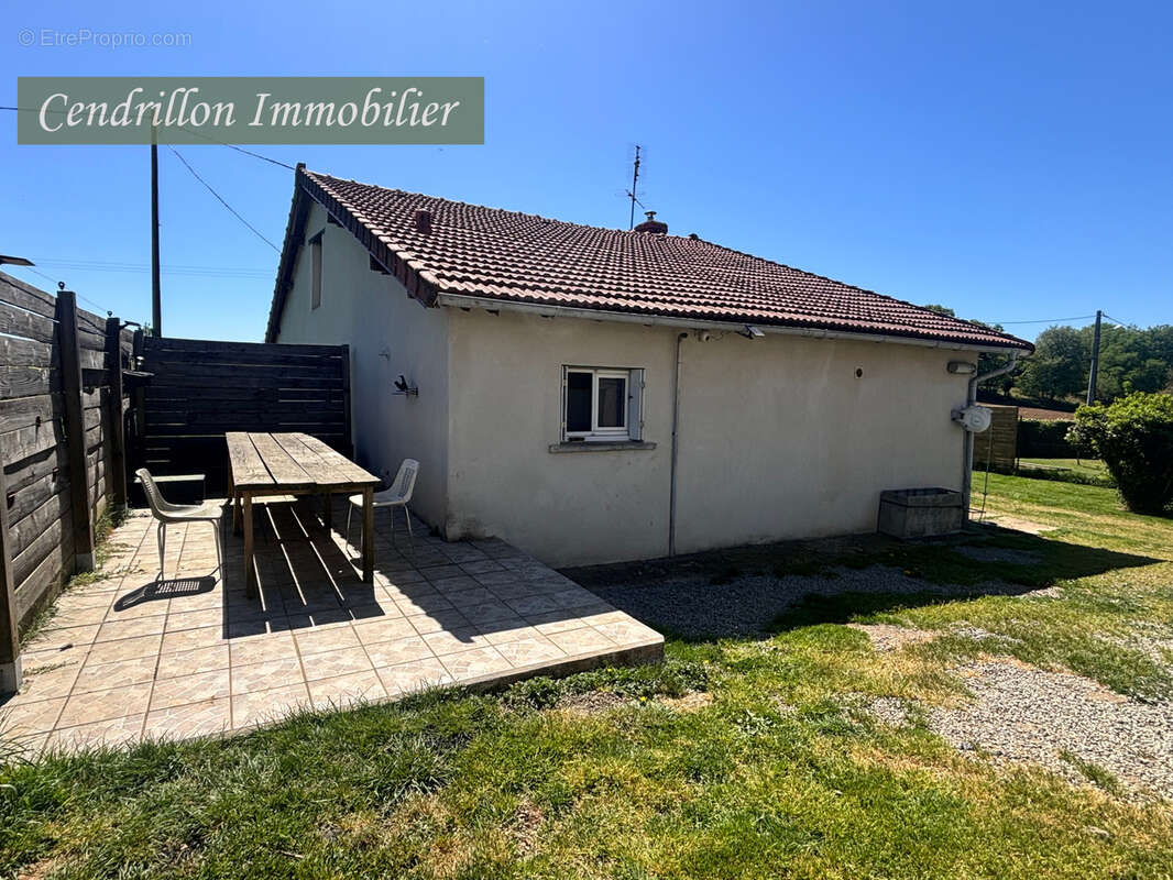 Maison 60m2. rénovée, avec jardin et dépendance. - photo 2