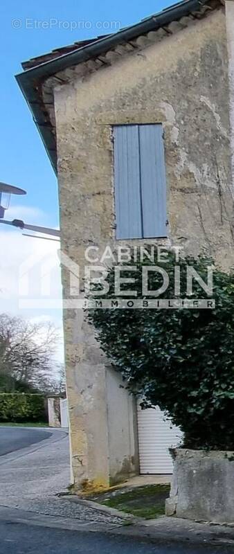 Parking à PUJOLS-SUR-CIRON