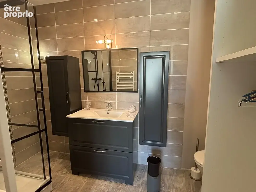 Maison de bourg rénovée de 204 m2 avec 5 chambres, 3 suites parentales, jardin clos et dépendances - photo 8