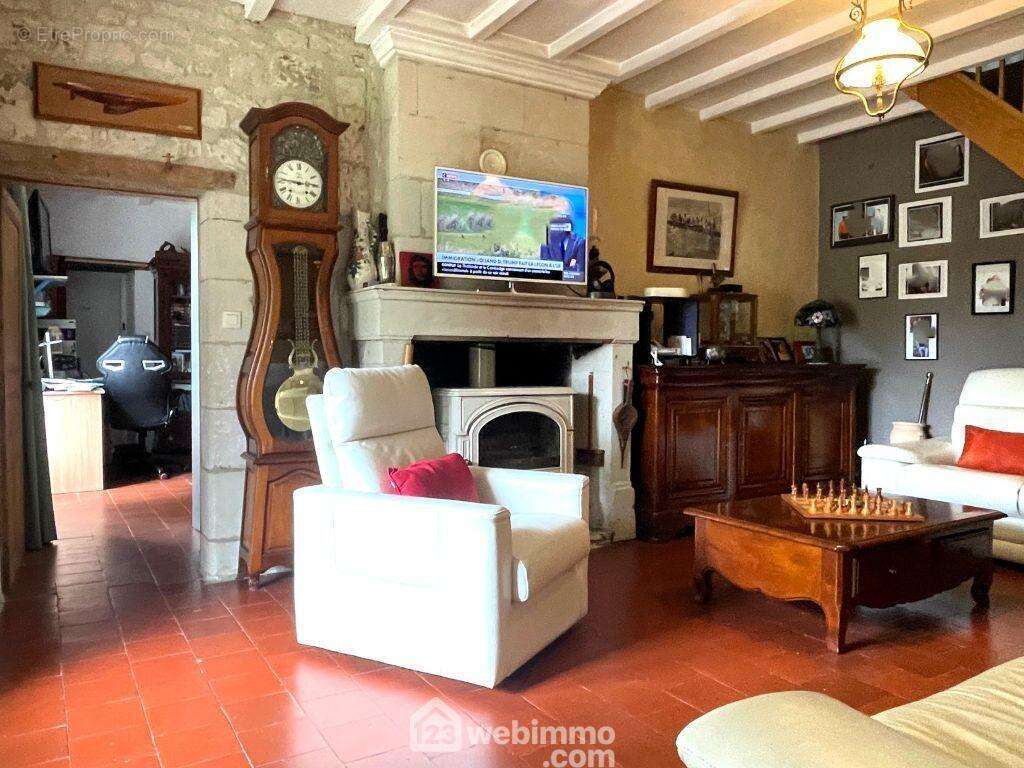 Dans le prolongement, un salon de plus de 27 m2 avec cheminée,