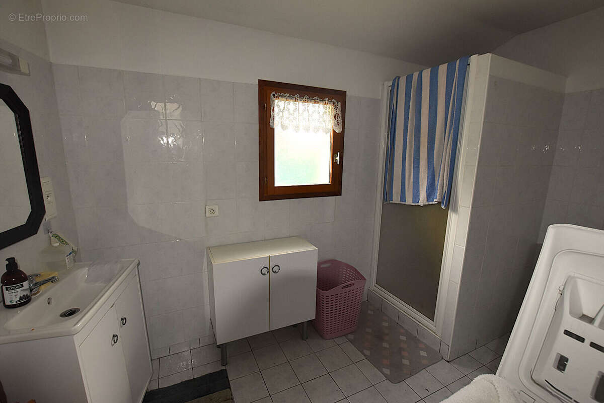 À Montaiguët-en-Forez, agréable maison de village avec  dépendance et un terrain arboré. - photo 14