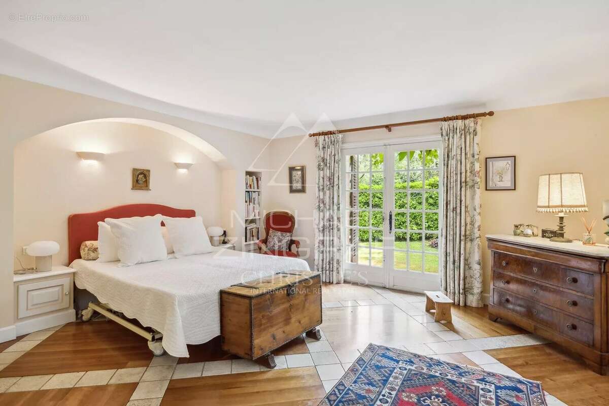 Propriété d'exception avec forêt, parc , tennis et vue dégagée. - photo 8