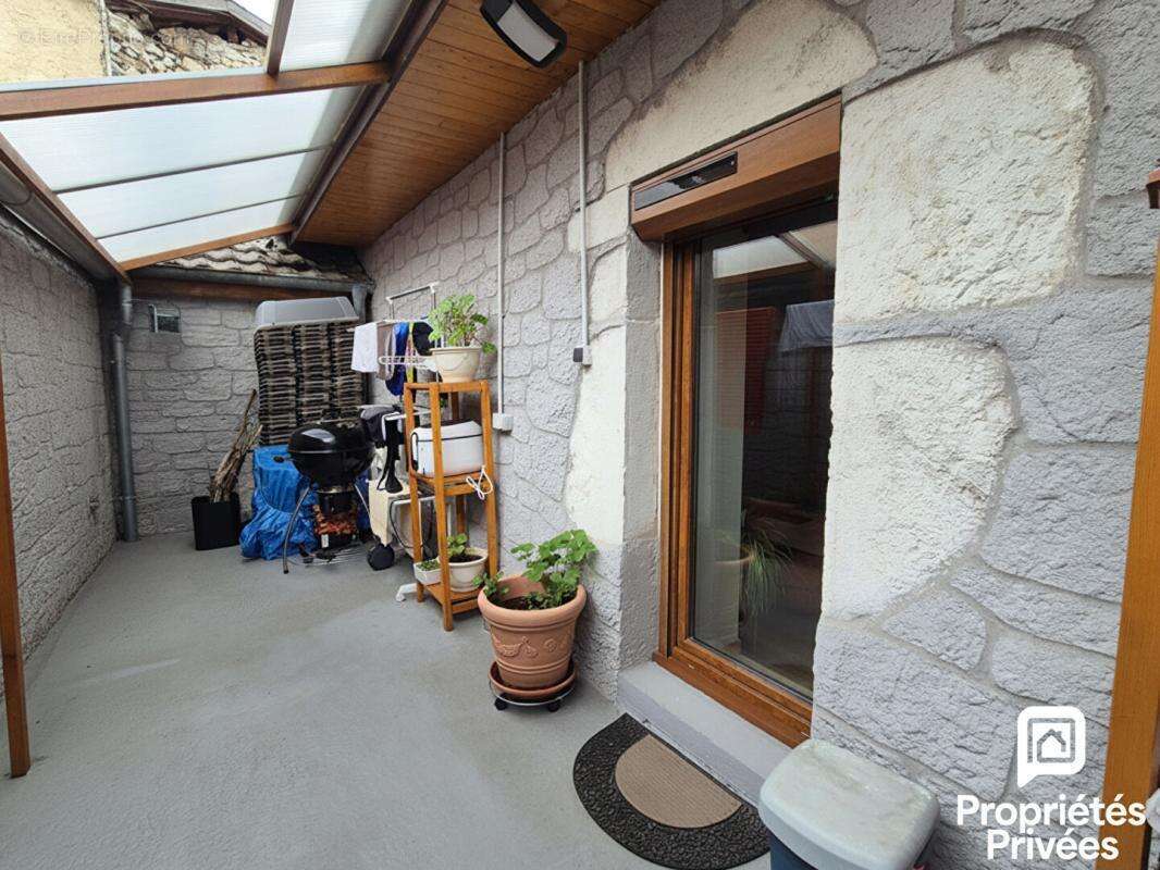 Collonges (01550) - Maison de village rénovée 4 pièces de 93 m² avec loggia et parking privatif - photo 3