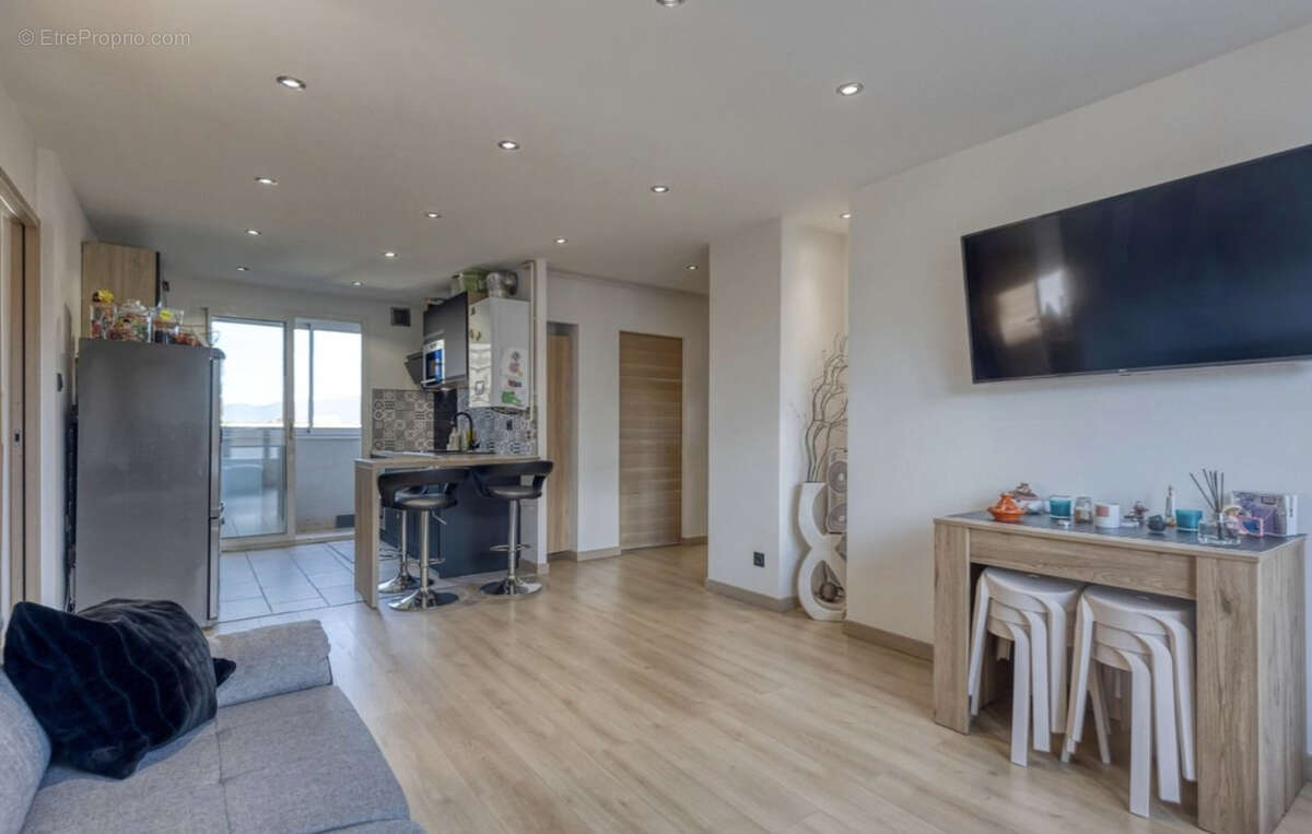 HIDRI IMMO PLUS vous propose un appartement T4 avec balcon et cave à Saint-Martin-d'Hères - photo 3
