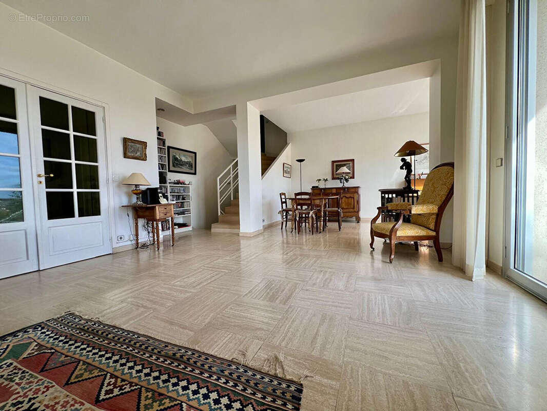 Maison à LE MESNIL-LE-ROI