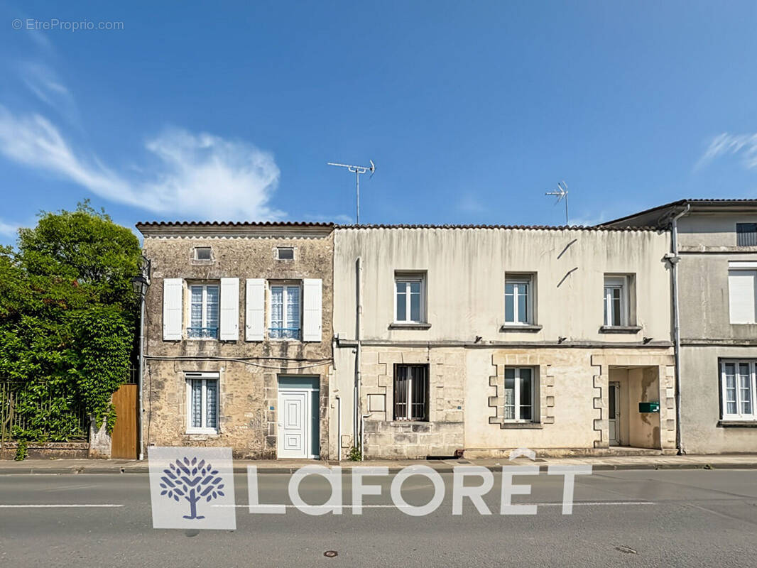 Maison à SAINT-GENIS-DE-SAINTONGE