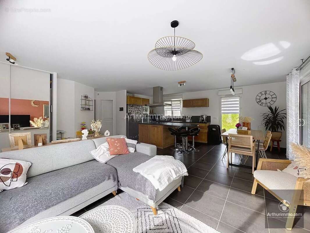 Maison à COMMELLE-VERNAY