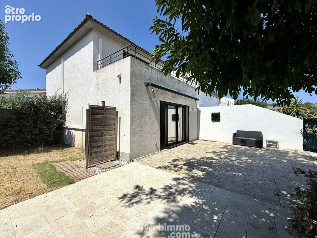 La maison se trouve au bout de la résidence avec un seul coté mitoyen - Maison à BORGO