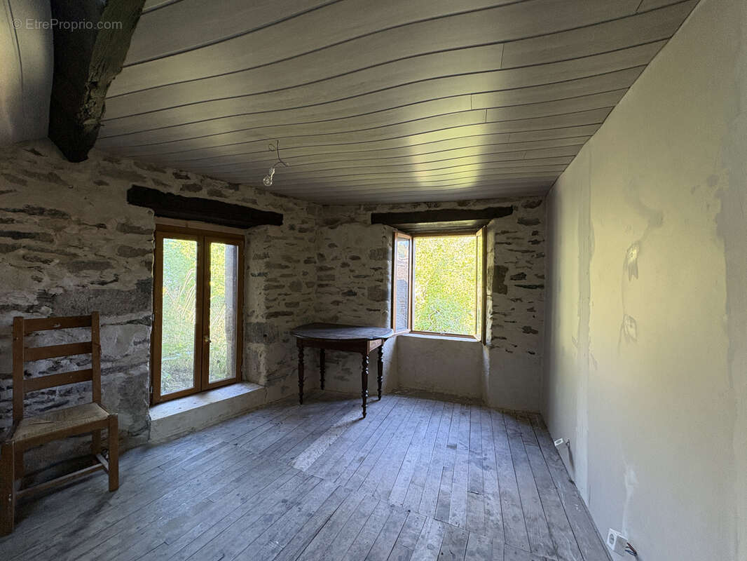 Ségur en Aveyron, Jolie maison au centre du village avec atelier/garage. - photo 7