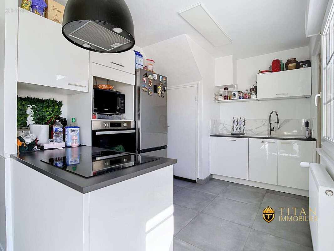 Maison mitoyenne avec 2 chambres, un bureau, comble aménageable, jardin exposé sud et grand garage à Dunkerque (59240)