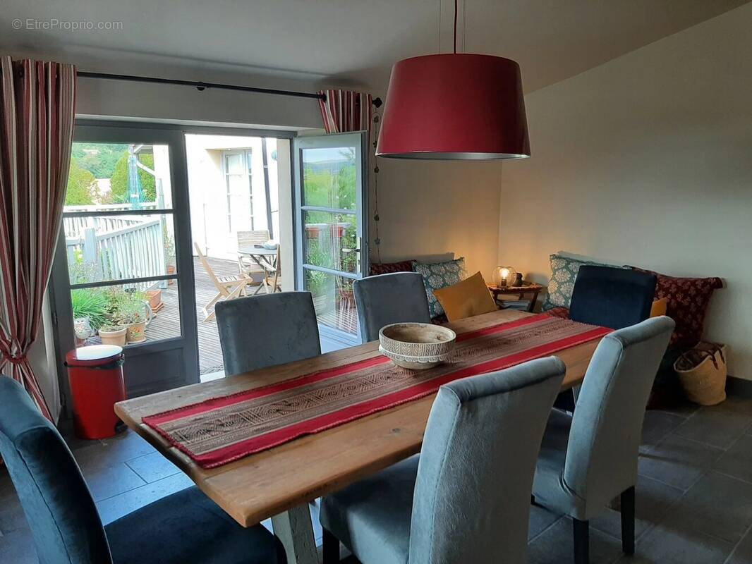Charmante propriété de 2 chambres et 2 salles de bains à Aubeterre, avec vue exceptionnelle - photo 4