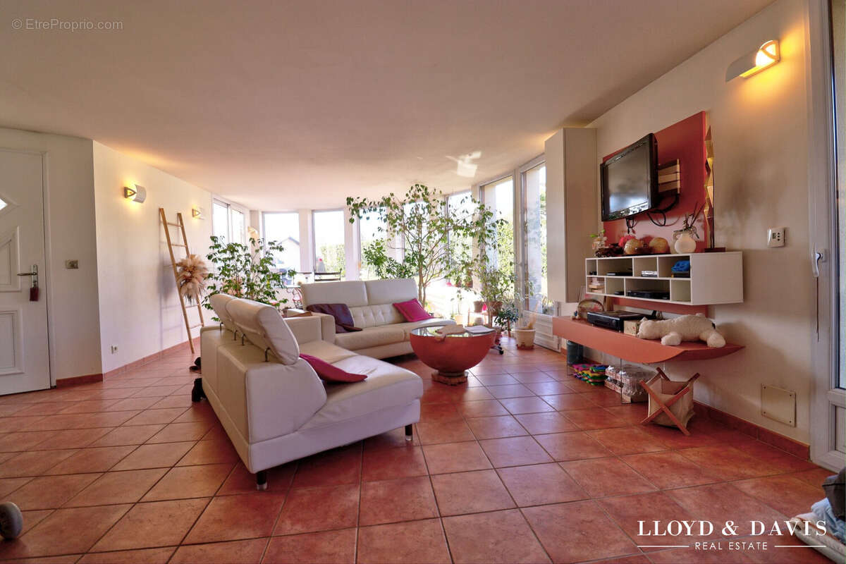 Maison 170 m² à Drumettaz-Clarafond  - photo 2