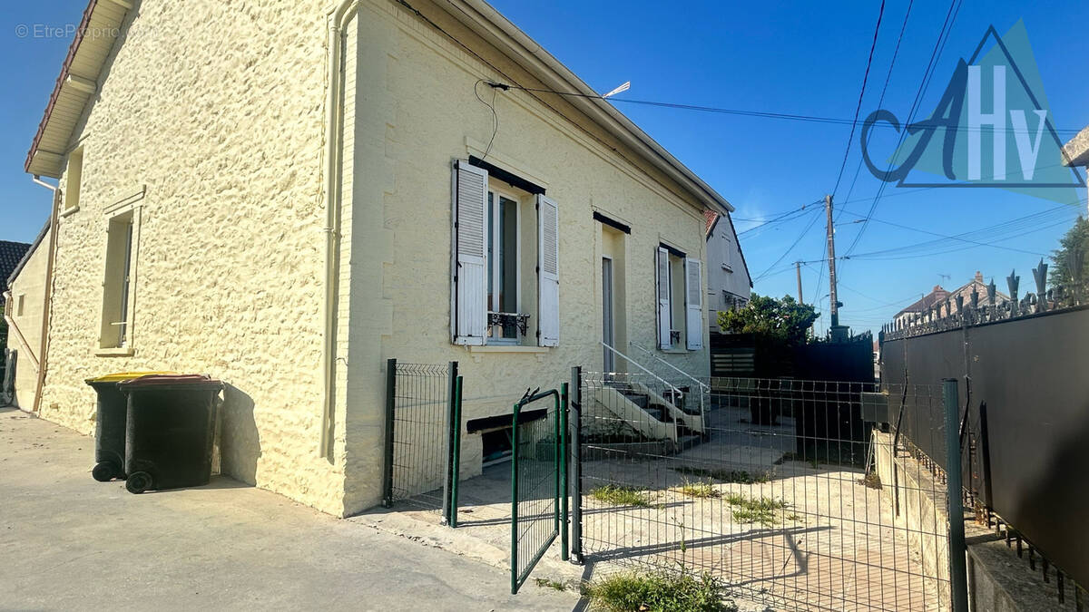 Maison à SAINT-HILLIERS