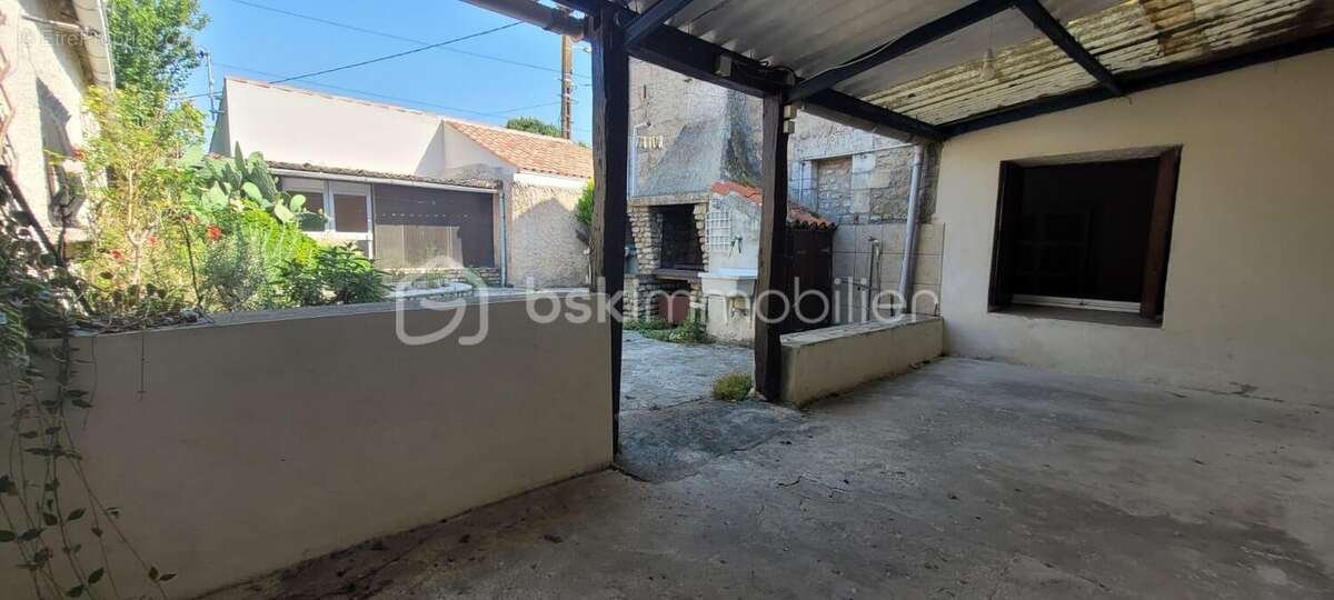Maison de plain pied de 70m2,grenier amenageable de 70m2, dependances, garage + cour fermee - photo 8