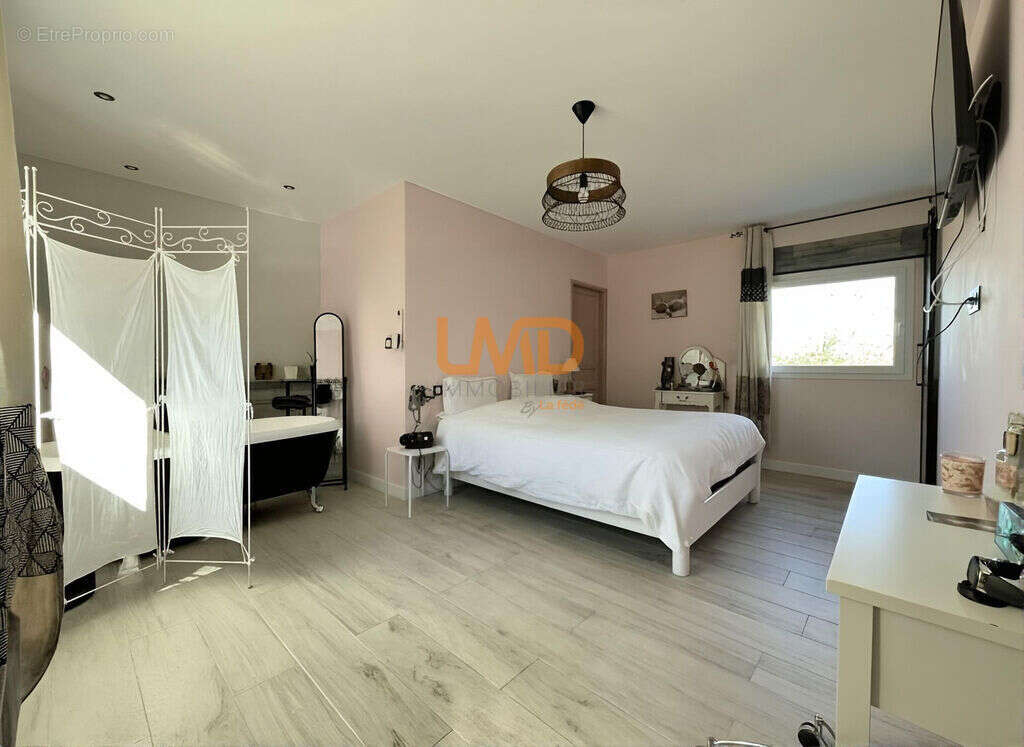 Figanières – Mas rénové 171 m², 3 suites, terrain piscinable - photo 11