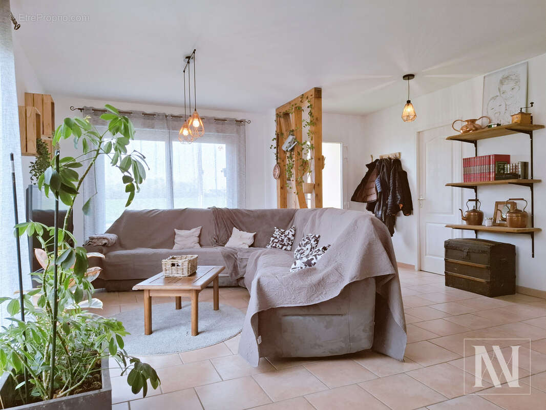 Maison à MONTSUZAIN