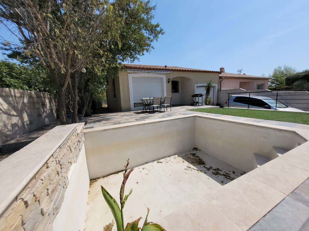 Salles d'Aude Villa de plain-pied SH 88 M2 type IV + garage et piscine sur terrain clos de 311 m2, expo sud. - photo 2