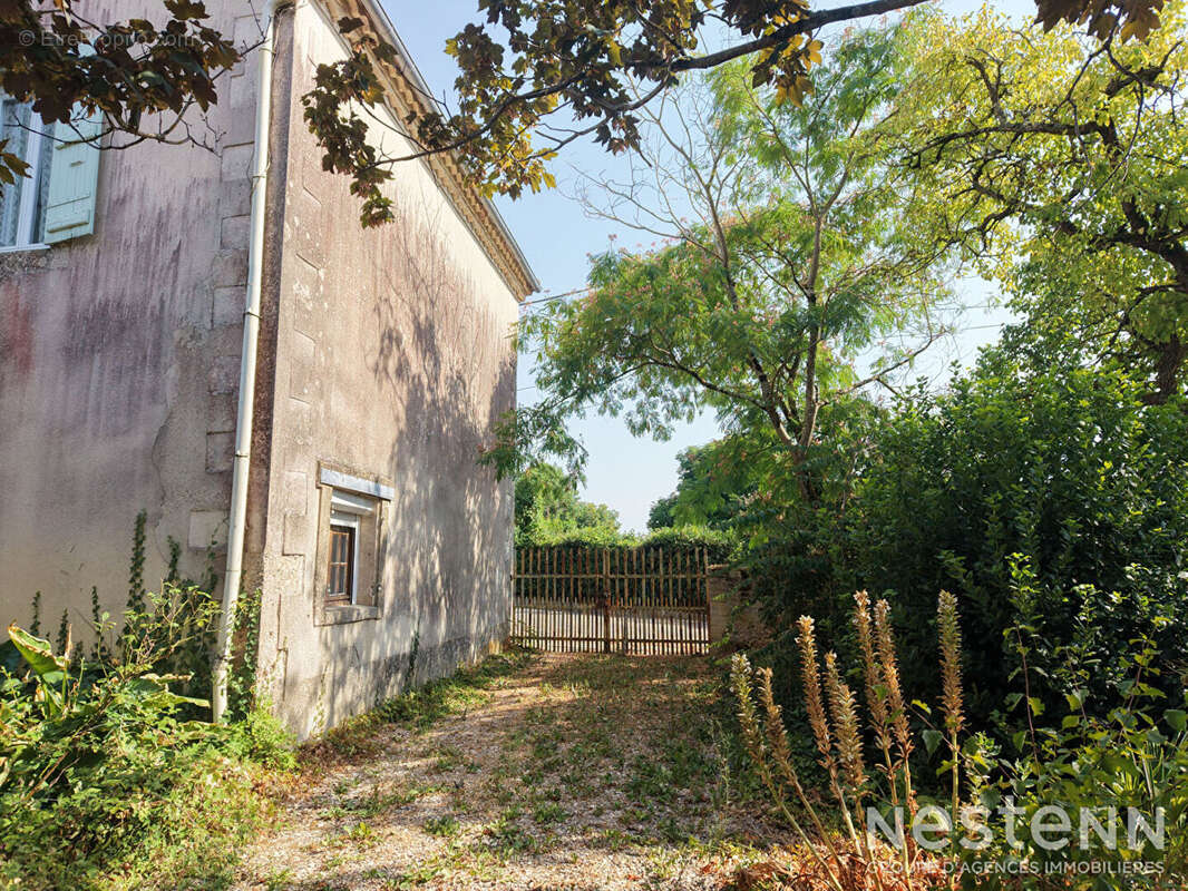 À Vendre Maison en pierre avec jardin, puits et dépendances au coeur du village de Saint-Puy - photo 16