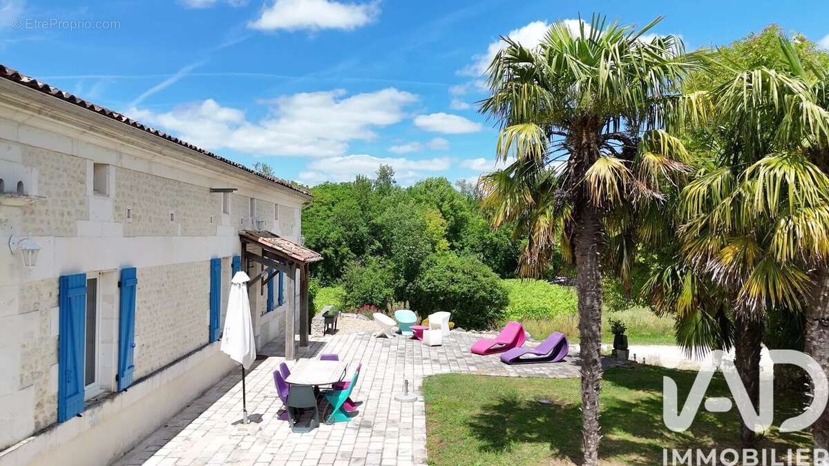 Maison 308 m² à Bouteville  - photo 2
