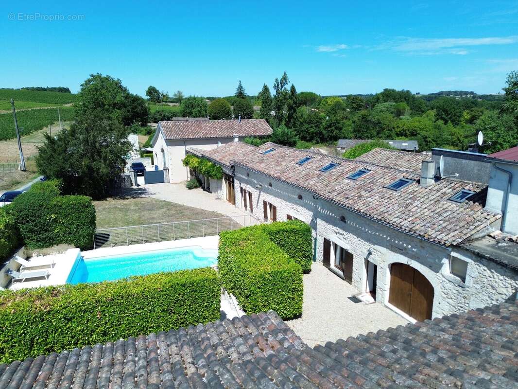 Charmante propriété en pierre avec un potentiel d'investissement avec une piscine - photo 6