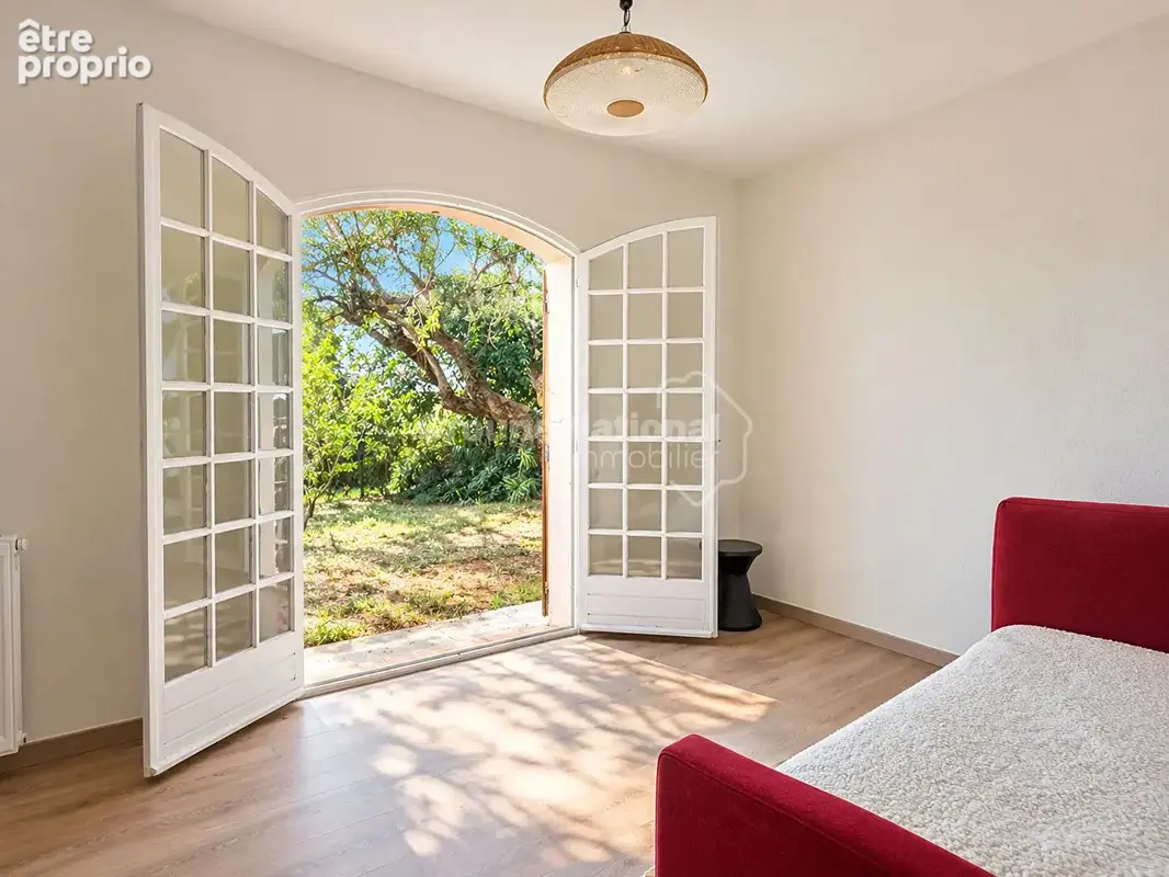 Toulon est bas faron - villa t5 sur deux niveaux de 166 m² -  garages - terrain de 750m² - photo 2