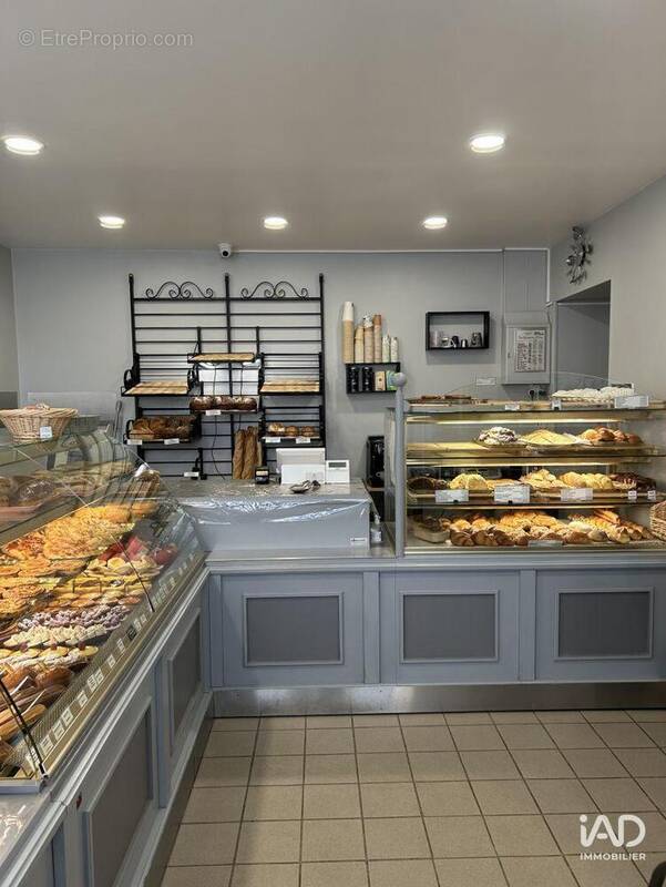 Photo 1 - Commerce à URY