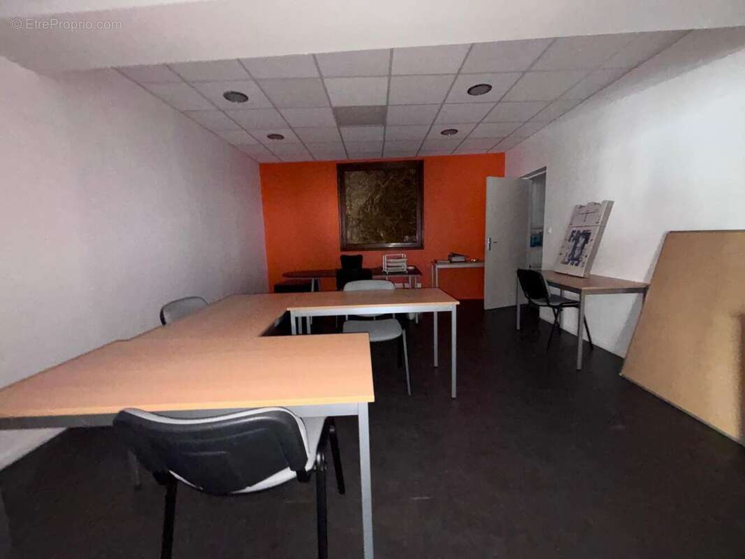   - Commerce à AUBENAS
