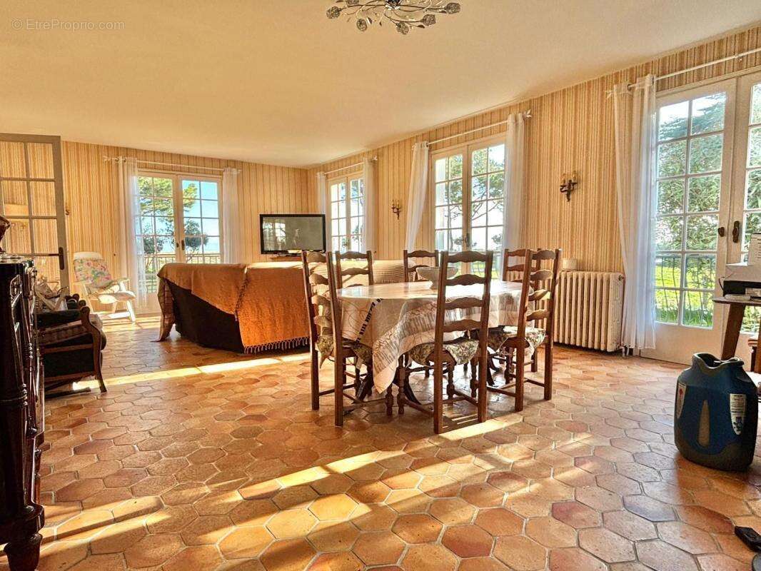 À vendre – Belle maison familiale avec vue mer, dépendance et jardin – La Brée-les-Bains, plage à pied - photo 8