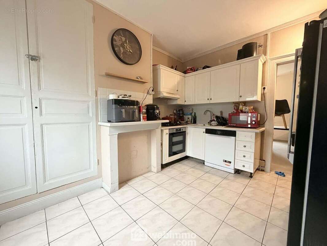 A ses cotés, la cuisine équipée de 12 m² - Maison à LAON