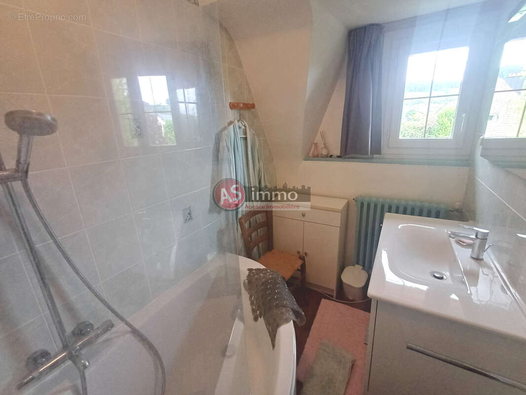 Très Belle Maison de Carractère 4 Chambres dans Bourg tous commerces. - photo 12