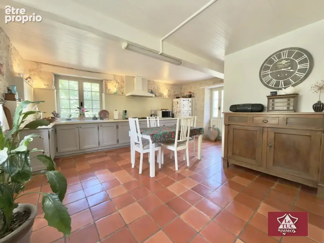 Maison en pierre avec garage, piscine et jardin. - photo 10