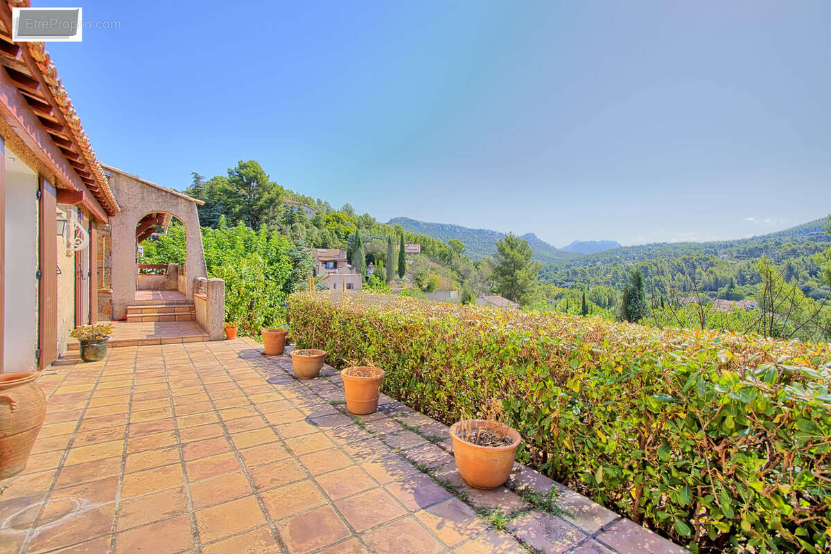 Le Revest les Eaux, grande maison de 160m2 sur 2211m2 de terrain - photo 2