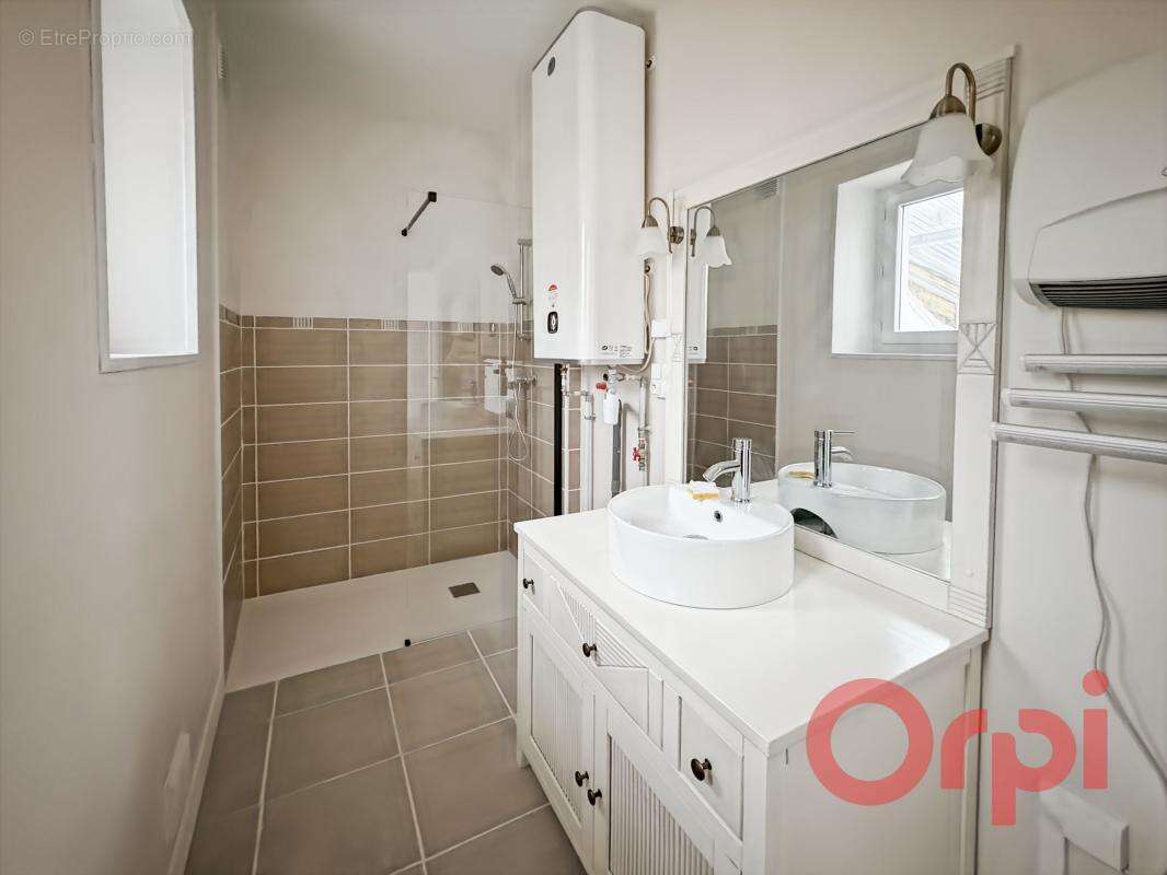 Maison à AINAY-LE-CHATEAU