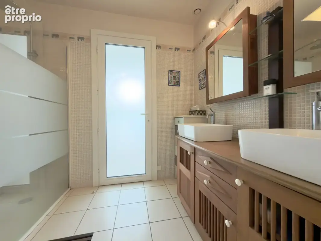 Villa d'exception avec piscine, jacuzzi, double garage et petit étang. - photo 22