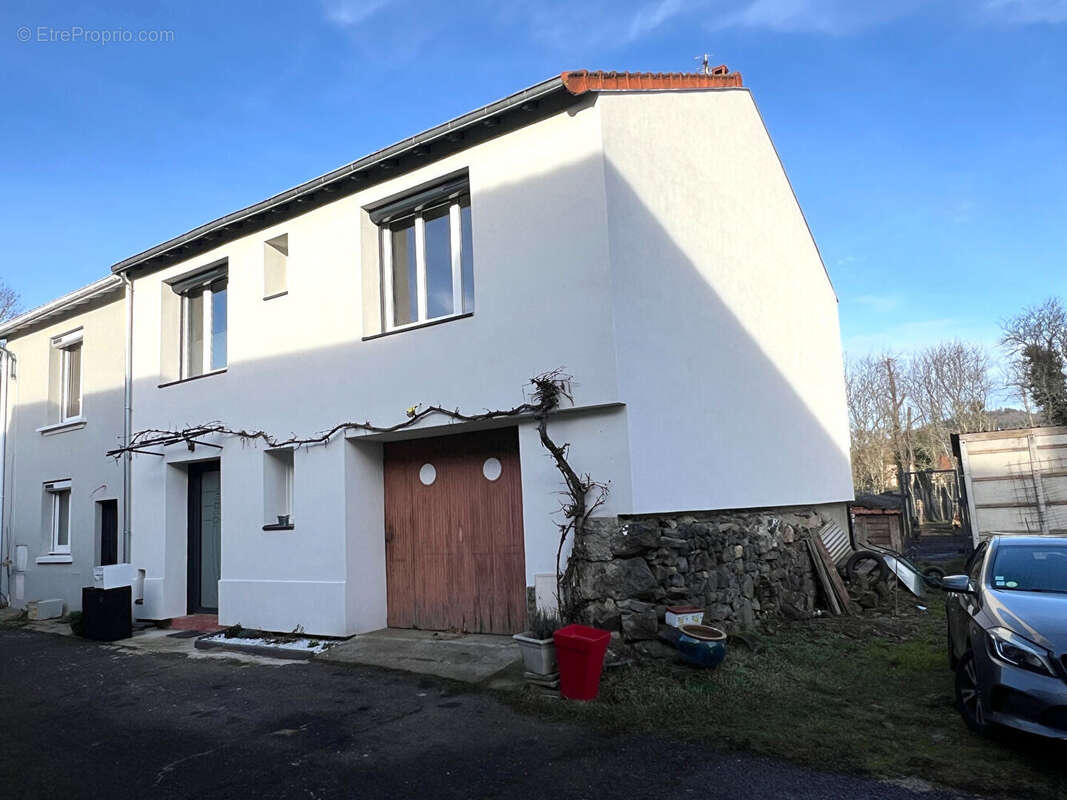 Maison à SAINT-GENES-CHAMPANELLE