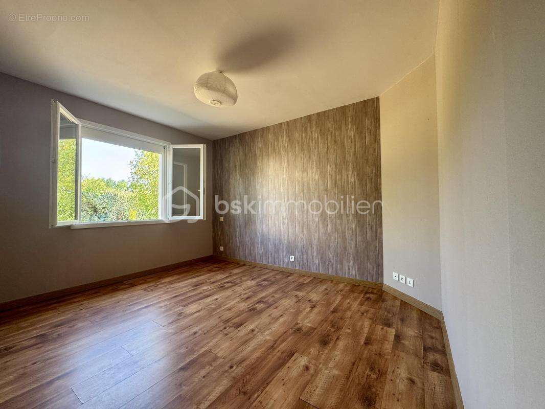 Plain-pied 3 chambres avec garage, piscine et grand terrain - photo 15