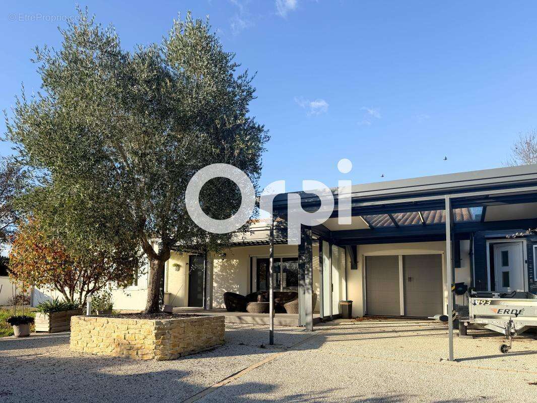 Maison à SAINT-LAURENT-DE-LA-PREE